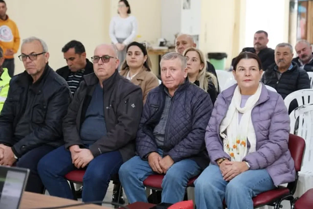 Foça'da Toprak Analizi Eğitimi ile Tarımda Verimlilik Hedefleniyor Foça'da Toprak Analizi Eğitimi ile Tarımda Verimlilik Hedefleniyor