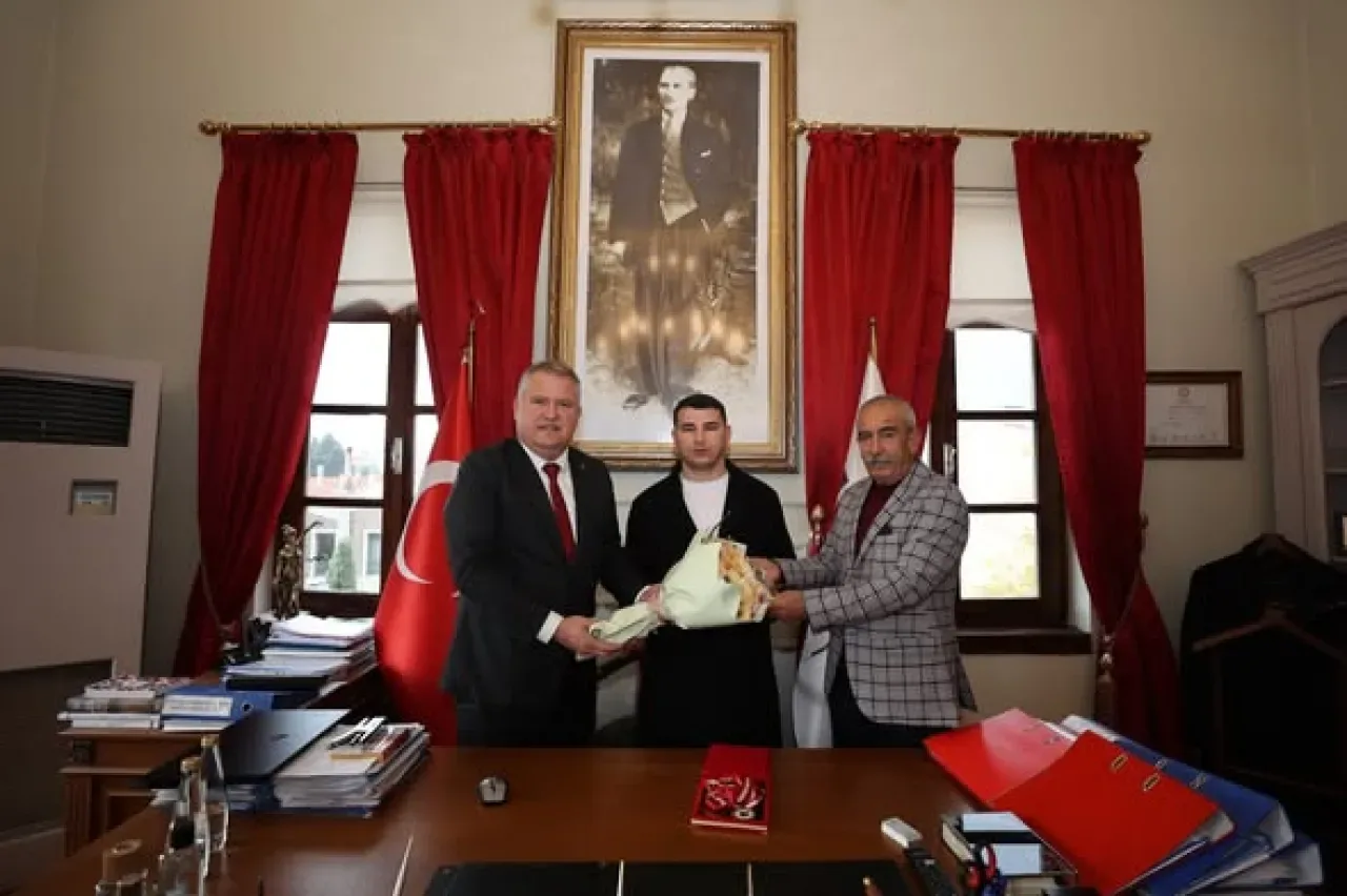 Urla Belediye Başkanı, Şampiyon Sporcu ve Antrenörü Ağırladı Urla Belediye Başkanı, Şampiyon Sporcu ve Antrenörü Ağırladı