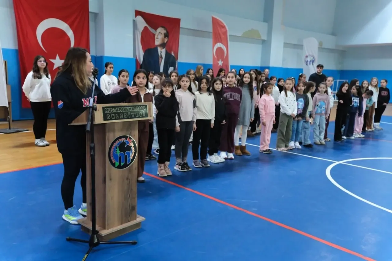 Mustafakemalpaşa'da Voleybol Kış Spor Okulu Coşkulu Törenle Sona Erdi Mustafakemalpaşa'da Voleybol Kış Spor Okulu Coşkulu Törenle Sona Erdi