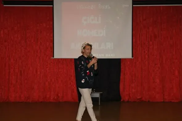 Çiğli'de Yılbaşı Stresi Komedi ve Müzikle Dağıldı Çiğli'de Yılbaşı Stresi Komedi ve Müzikle Dağıldı