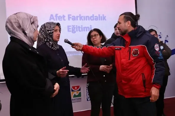 Bayrampaşa'da Afet Bilinci Aşılanıyor: "Önceden Hazırlıklı Olmak Hayat Kurtarır" Bayrampaşa'da Afet Bilinci Aşılanıyor: "Önceden Hazırlıklı Olmak Hayat Kurtarır"