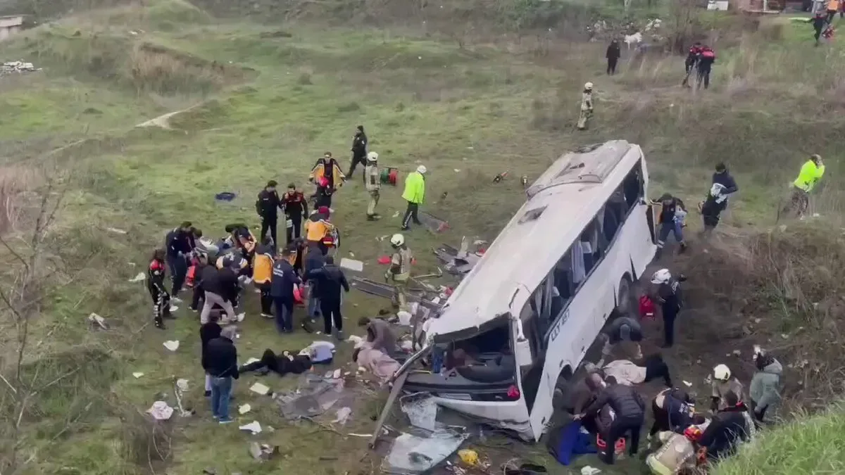 İstanbul'da Feci Kaza: 4 Kişi Hayatını Kaybetti İstanbul'da Feci Kaza: 4 Kişi Hayatını Kaybetti