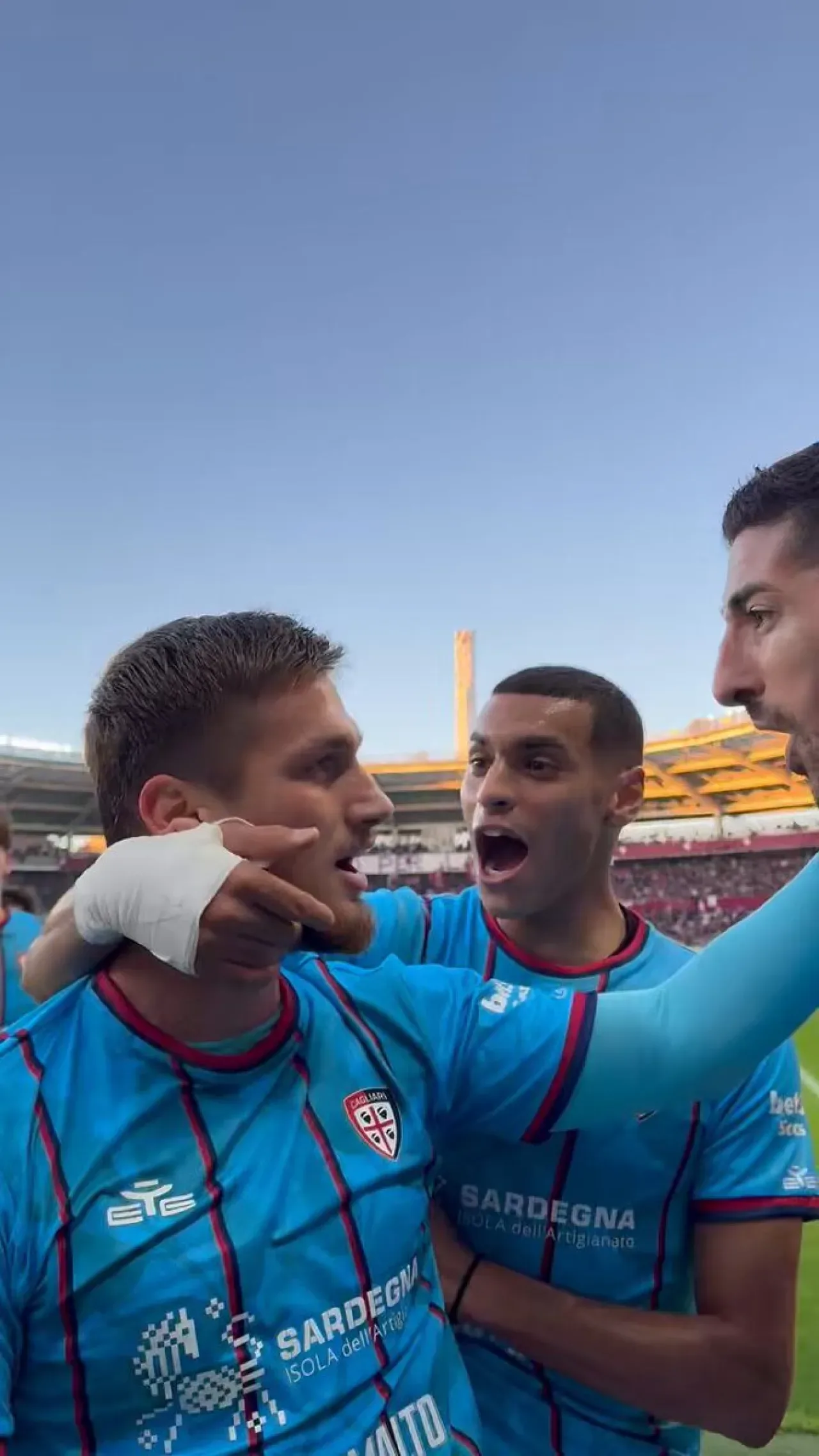 Beşiktaş'ın Genç Yıldızı Semih Kılıçsoy'a Takım Arkadaşından İlginç Yakıştırma: "Kardeşim, Sen Delisin!" Beşiktaş'ın Genç Yıldızı Semih Kılıçsoy'a Takım Arkadaşından İlginç Yakıştırma: "Kardeşim, Sen Delisin!"
