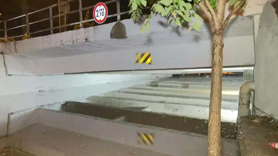Elazığ'da sağanak yağmur: Alt geçit suyu 2,10 metre sınırına dayandı, araç kurtarıldı görseli
