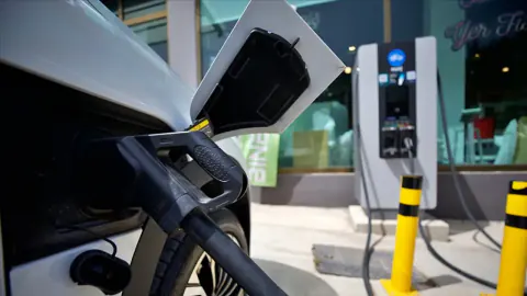 Türkiye'nin Elektrikli Araç Devrimi: 440 Bin Araç ve Şarj Altyapısı Analizi