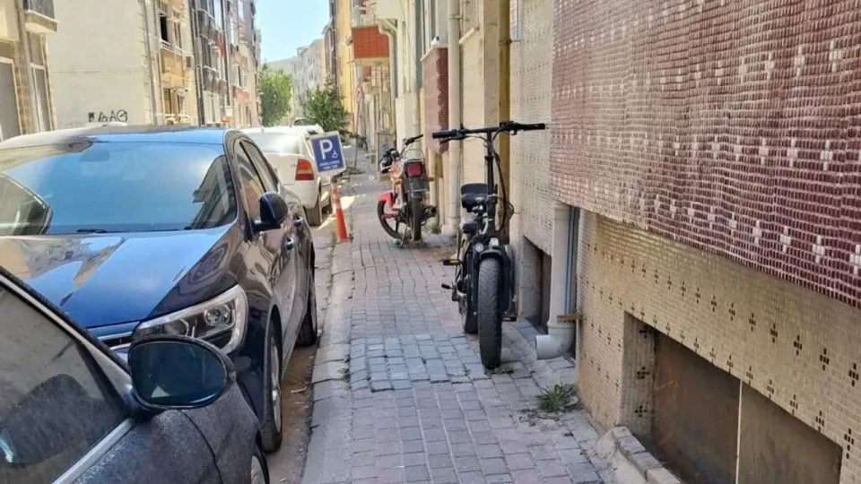 Kırklareli'de kaldırım işgali tehlike boyutunda: Yaya geçitleri araç park yeri oldu görseli