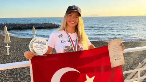 Eda Savcıgil İtalya'da Tarih Yazdı: Capri-Napoli Parkurunu Bitiren İlk Türk Yüzücü