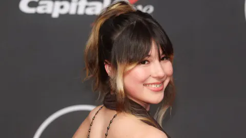 Alysa Liu, 2026 ESPY Ödülleri'nde Sırt Dekolteli Elbisesi ve Dövmeleriyle Göz Kamaştırdı