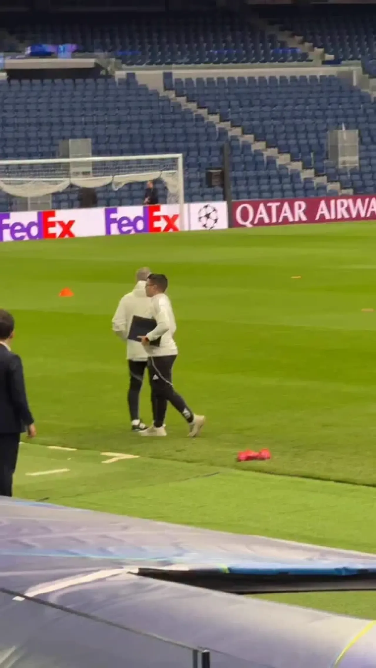 Mourinho'nun Talimatıyla Prestianni Antrenmanda: Vinicius Jr Tartışmasının Ardından Gelen Sürpriz Gelişme Mourinho'nun Talimatıyla Prestianni Antrenmanda: Vinicius Jr Tartışmasının Ardından Gelen Sürpriz Gelişme