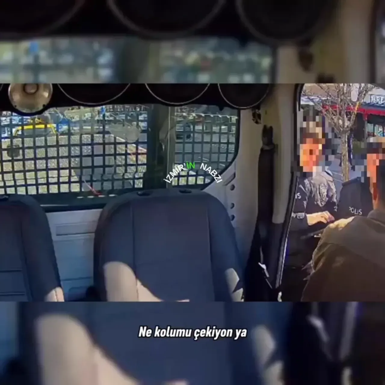 İzmir'de Trafik Kontrolü: Makas Atma İddiasıyla Durdurulan Sürücü Polisle Gergin Anlar Yaşadı İzmir'de Trafik Kontrolü: Makas Atma İddiasıyla Durdurulan Sürücü Polisle Gergin Anlar Yaşadı