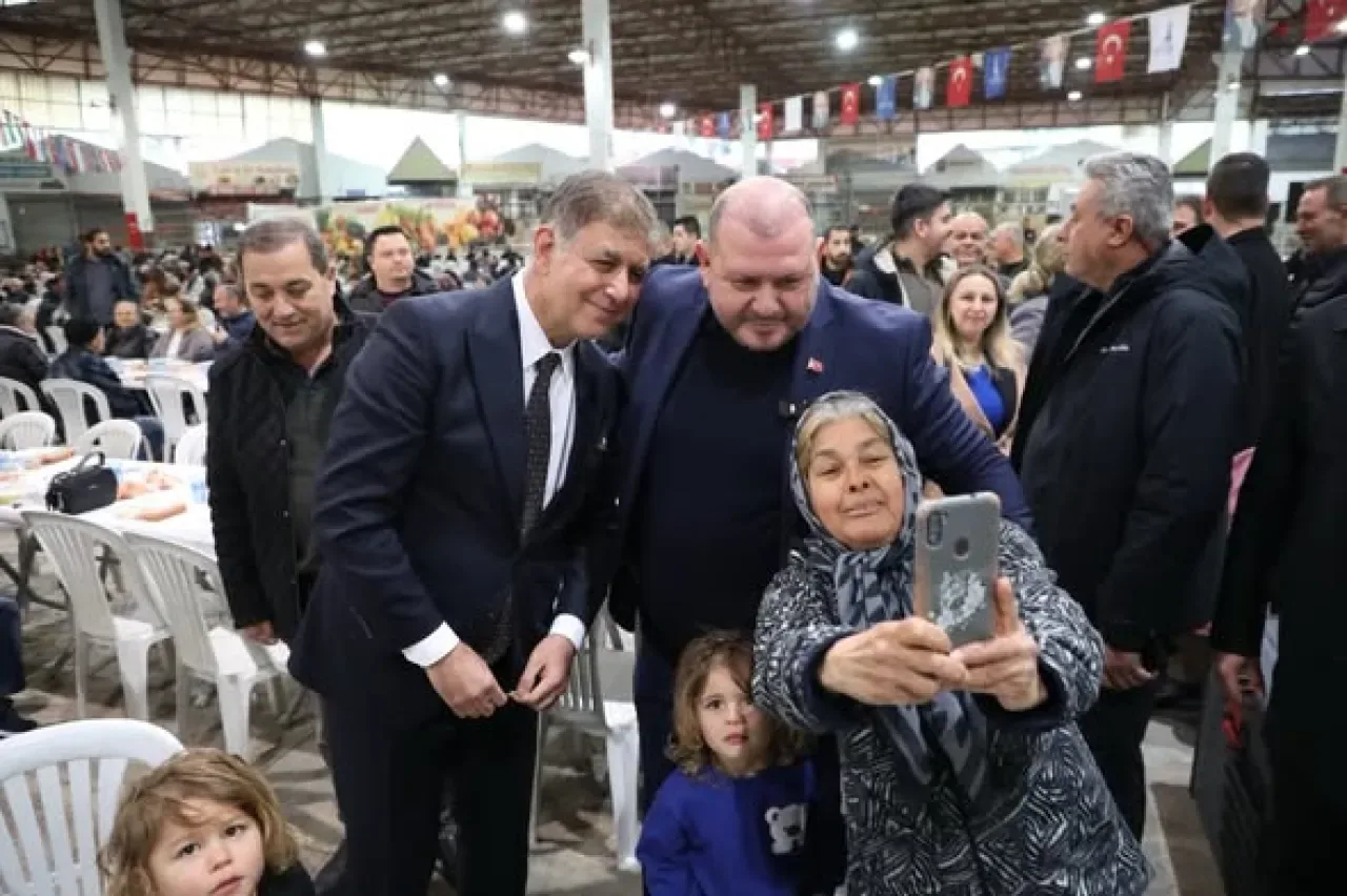 İzmir'de İftar Sofrasında Birlik ve Beraberlik Ruhu İzmir'de İftar Sofrasında Birlik ve Beraberlik Ruhu