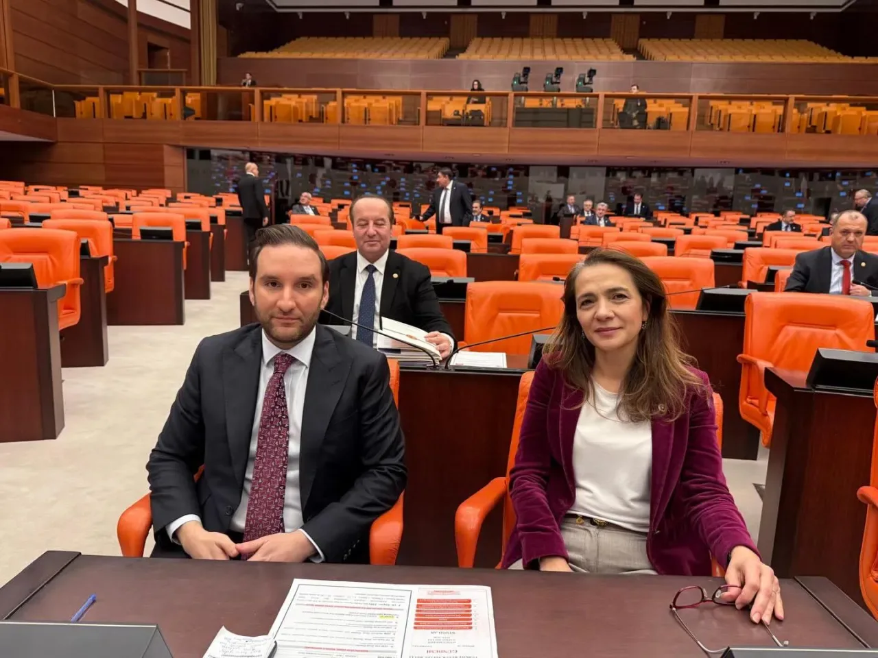 CHP'li İlgezdi'den Meclis'te Hak Mücadelesi: "Sesleri Duyulana Kadar Çalışacağız" CHP'li İlgezdi'den Meclis'te Hak Mücadelesi: "Sesleri Duyulana Kadar Çalışacağız"