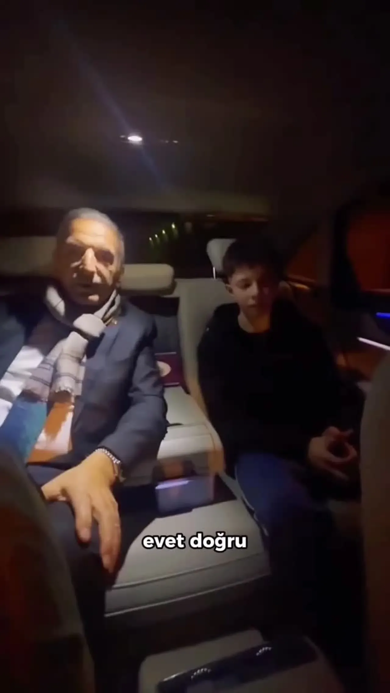Belediye Başkanı Liseli Öğrenciyi Evine Bırakırken Yol Arkadaşlığı Yaptı Belediye Başkanı Liseli Öğrenciyi Evine Bırakırken Yol Arkadaşlığı Yaptı