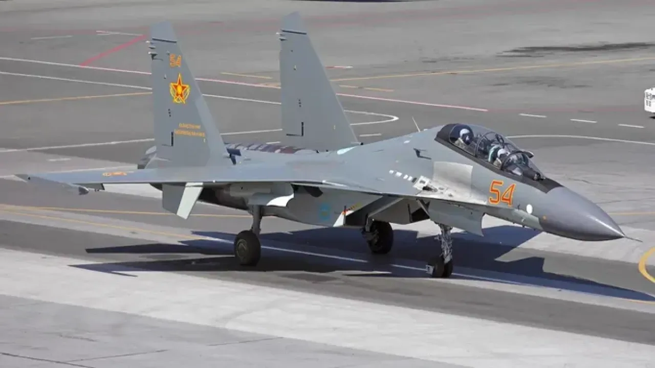 Kazakistan'da Su-30SM Savaş Uçağı Eğitim Uçuşunda Düştü: Pilotlar Güvende Kazakistan'da Su-30SM Savaş Uçağı Eğitim Uçuşunda Düştü: Pilotlar Güvende