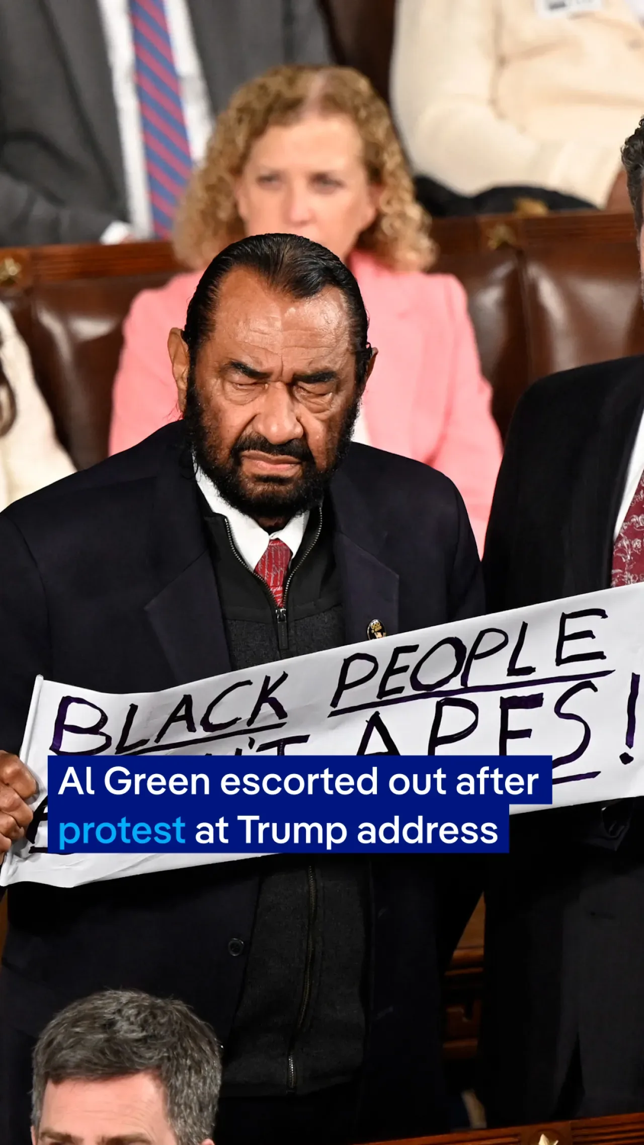 ABD Kongresi'nde Trump Protestosu: "Siyahlar Maymun Değildir" Pankartıyla Skandal ABD Kongresi'nde Trump Protestosu: "Siyahlar Maymun Değildir" Pankartıyla Skandal