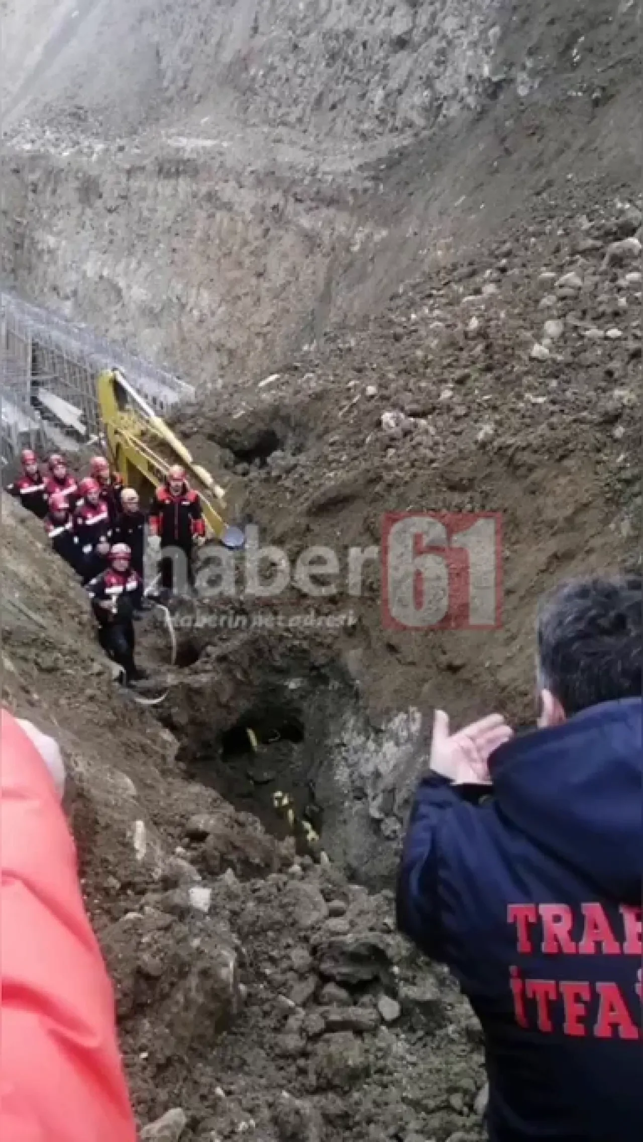 Trabzon'da Toprak Kayması: İş Makinesi Operatörü Göçük Altında Kaldı Trabzon'da Toprak Kayması: İş Makinesi Operatörü Göçük Altında Kaldı