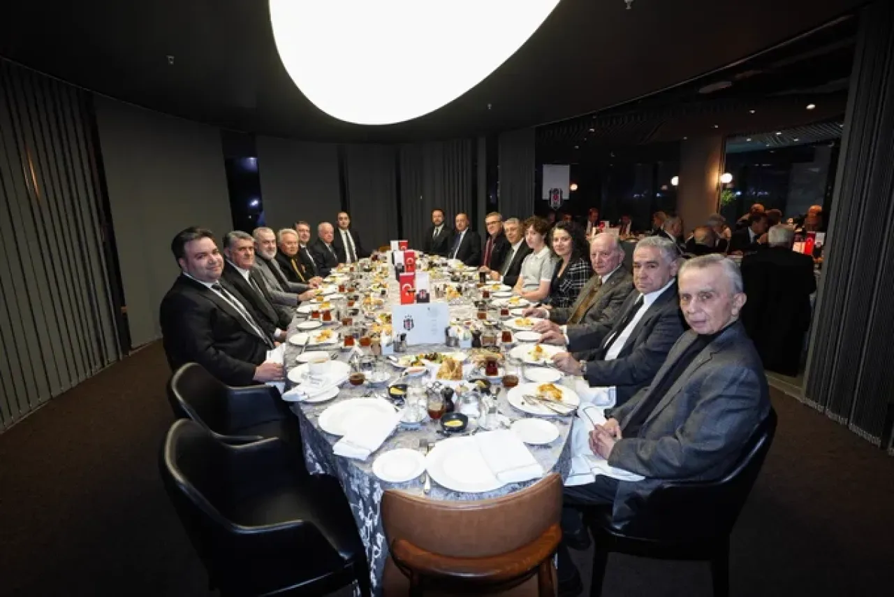 Beşiktaş Taraftarları ve Yöneticileri Geleneksel İftarda Buluştu Beşiktaş Taraftarları ve Yöneticileri Geleneksel İftarda Buluştu