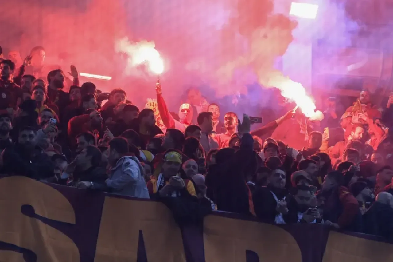 Galatasaray Taraftarından Yükselen Çağrı: "Sesimizi Yer, Gök, Su Dinlesin" Galatasaray Taraftarından Yükselen Çağrı: "Sesimizi Yer, Gök, Su Dinlesin"