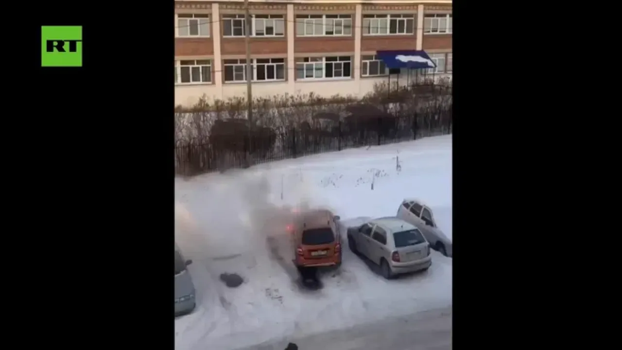 Rusya'da Cesur Vatandaş, Yanan Araçtan Adamı Kurtardı Rusya'da Cesur Vatandaş, Yanan Araçtan Adamı Kurtardı