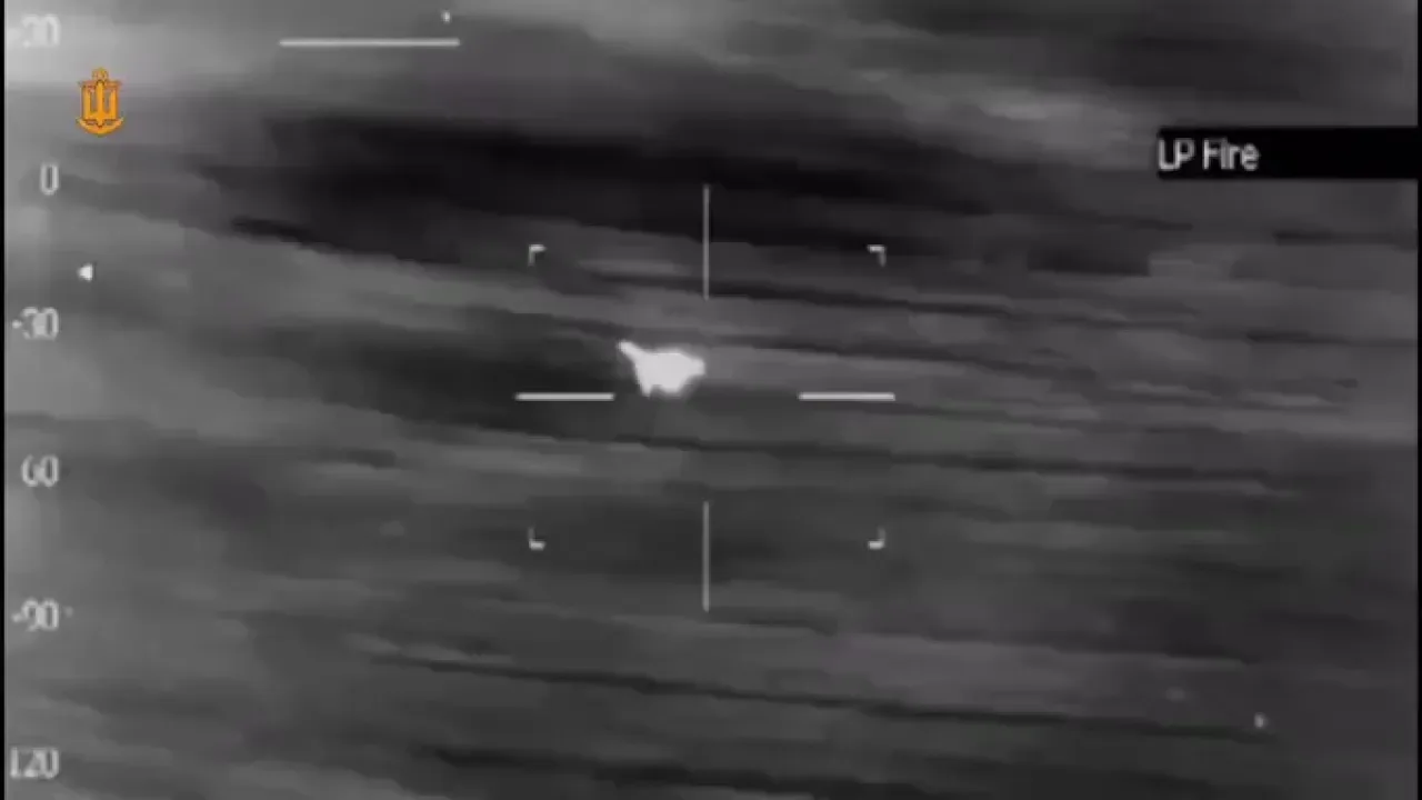 Ukrayna Donanması'nın Mi-8 Helikopteri Kamikaze İHA'yı Vurduğu Anlar Ukrayna Donanması'nın Mi-8 Helikopteri Kamikaze İHA'yı Vurduğu Anlar