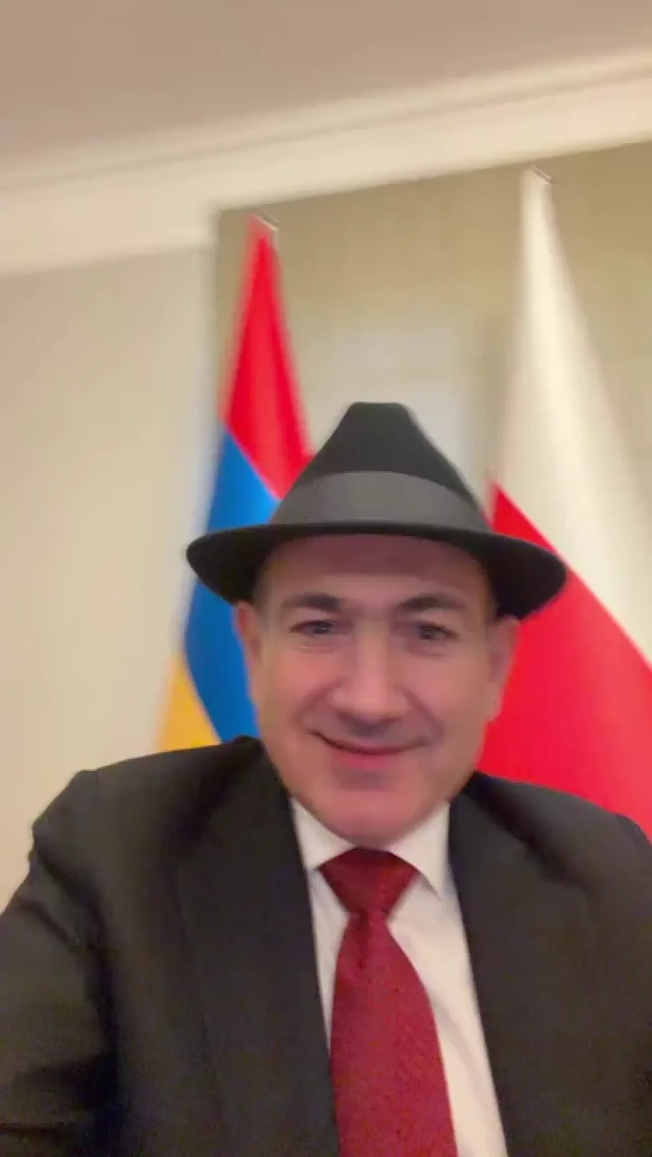 Polonya Başbakanı Tusk'tan Ermenistan Lideri Paşinyan ile Sürpriz Video Paylaşımı Polonya Başbakanı Tusk'tan Ermenistan Lideri Paşinyan ile Sürpriz Video Paylaşımı