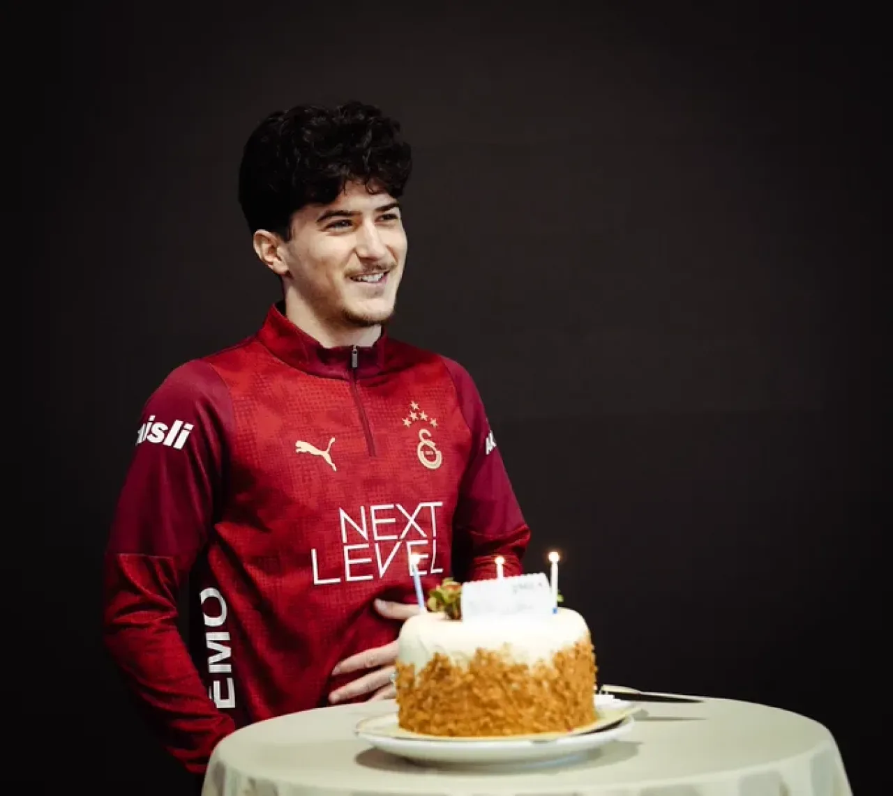 Gökdeniz Gürpüz'ün Doğum Gününde Galatasaray'dan Anlamlı Kutlama Gökdeniz Gürpüz'ün Doğum Gününde Galatasaray'dan Anlamlı Kutlama