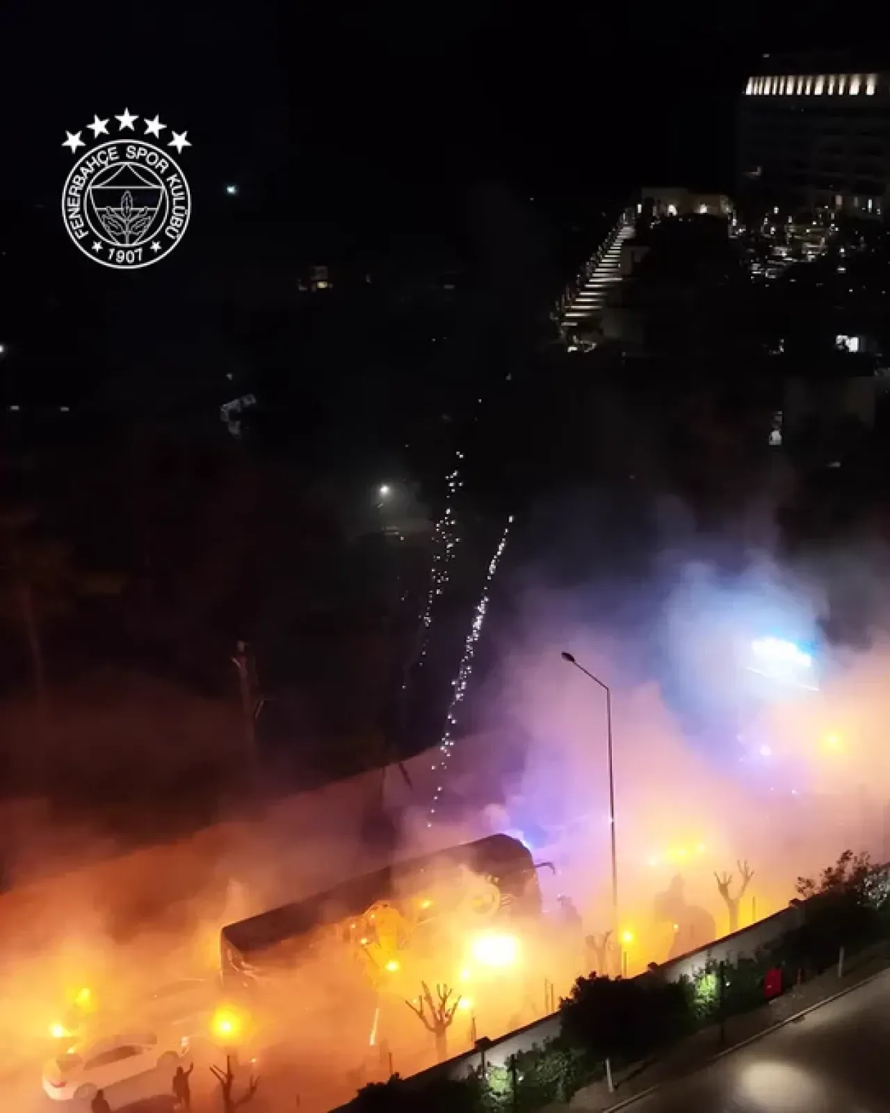 Fenerbahçe, Antalya Kampında Taraftar Coşkusuyla Buluştu Fenerbahçe, Antalya Kampında Taraftar Coşkusuyla Buluştu