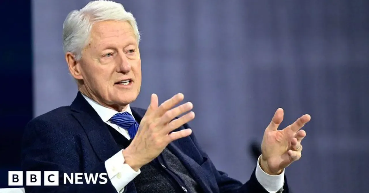 Bill Clinton, Epstein Dosyasında: "Sıcak Havuz Fotoğrafını Hatırlamıyorum, Suçlarından Haberim Yoktu" Bill Clinton, Epstein Dosyasında: "Sıcak Havuz Fotoğrafını Hatırlamıyorum, Suçlarından Haberim Yoktu"