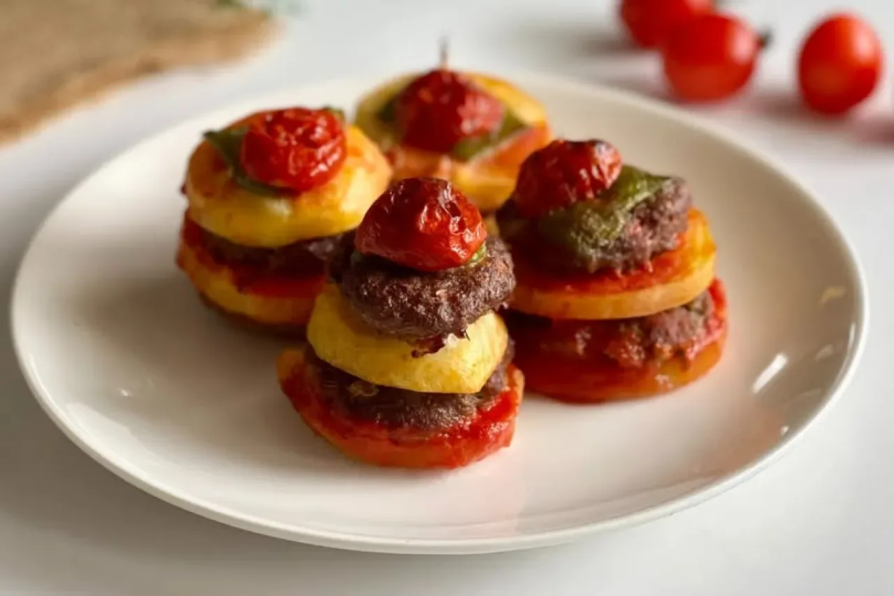 10 Gün İftar Menüsü Başladı: Bugünün Lezzeti Patatesli İslim Kebabı 10 Gün İftar Menüsü Başladı: Bugünün Lezzeti Patatesli İslim Kebabı