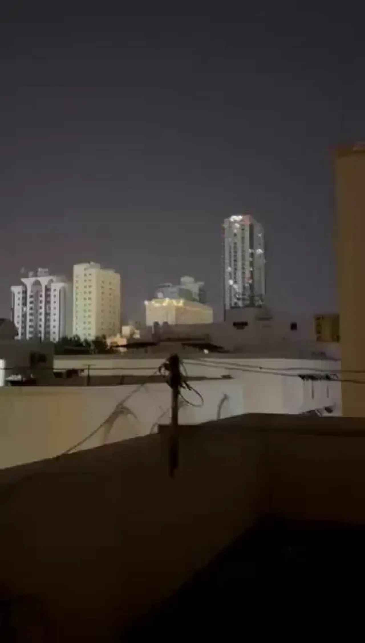 İran İnsansız Hava Aracı, Bahreyn'deki Yüksek Katlı Binayı Hede Aldı İran İnsansız Hava Aracı, Bahreyn'deki Yüksek Katlı Binayı Hede Aldı