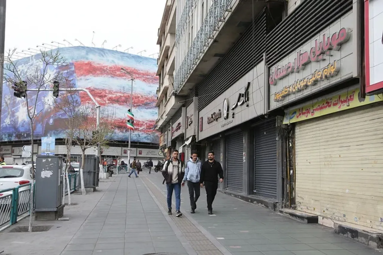 ABD Füze Saldırılarıyla Gerginlik Tırmanıyor: İran'da Sokaklar Boşaldı, İş Yerleri Kapandı ABD Füze Saldırılarıyla Gerginlik Tırmanıyor: İran'da Sokaklar Boşaldı, İş Yerleri Kapandı