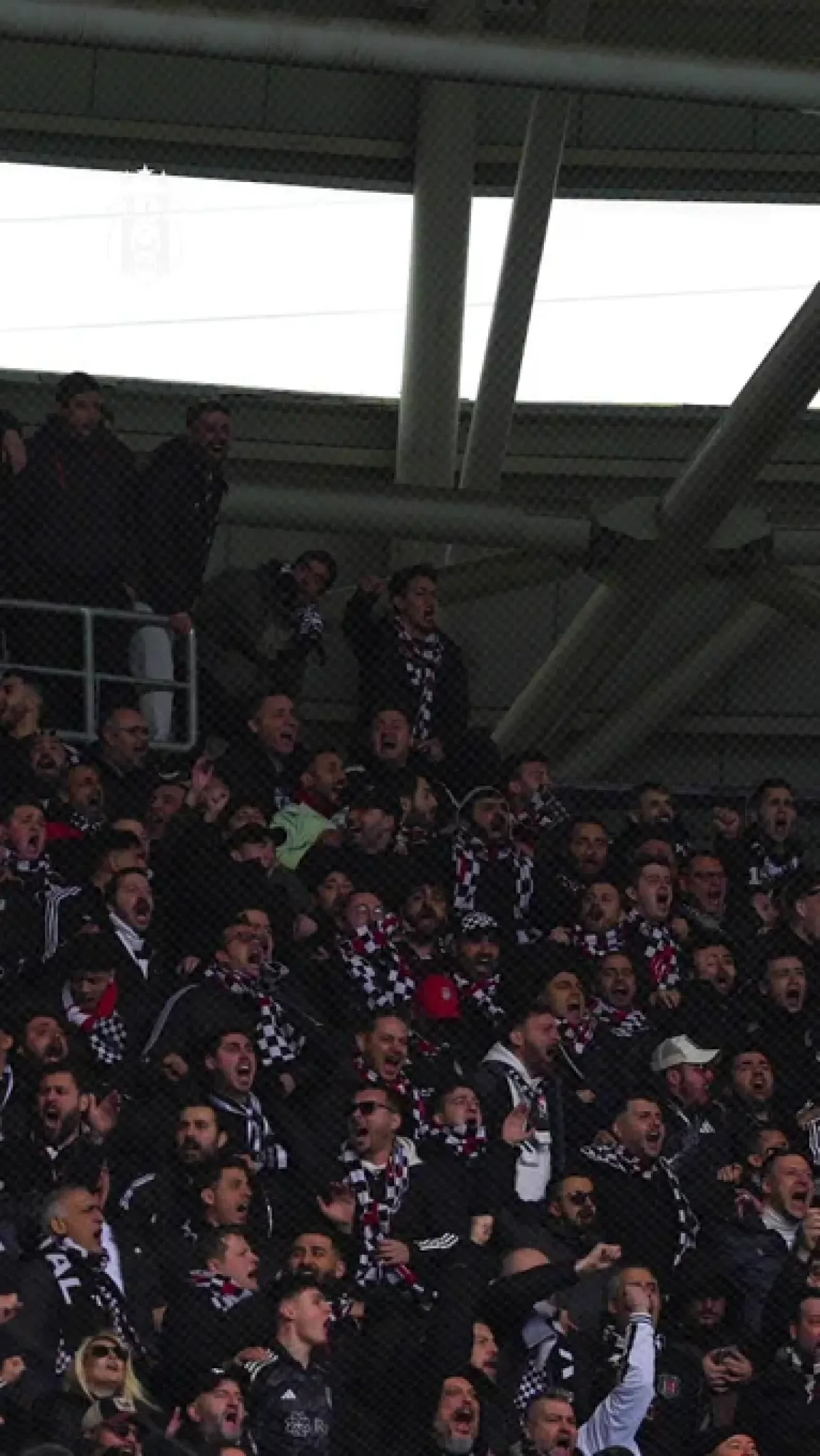 Beşiktaş Taraftarından Duygu Yüklü Mesaj: "Söyle Senden Başka Kimim Var Benim" Beşiktaş Taraftarından Duygu Yüklü Mesaj: "Söyle Senden Başka Kimim Var Benim"