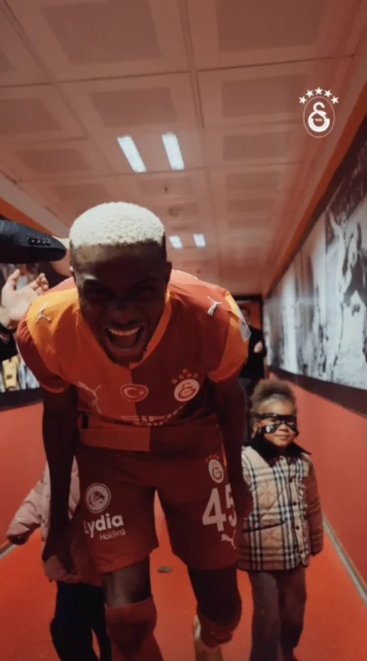 Galatasaray'ın Klasikleşen Zafer Kutlaması Taraftarı Coşturdu Galatasaray'ın Klasikleşen Zafer Kutlaması Taraftarı Coşturdu