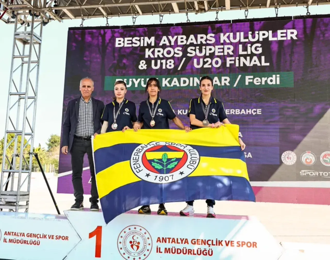 Fenerbahçe Atletizm Şubesi, Kros Süper Ligi'nde Zafere Dört Koldan Ulaştı Fenerbahçe Atletizm Şubesi, Kros Süper Ligi'nde Zafere Dört Koldan Ulaştı