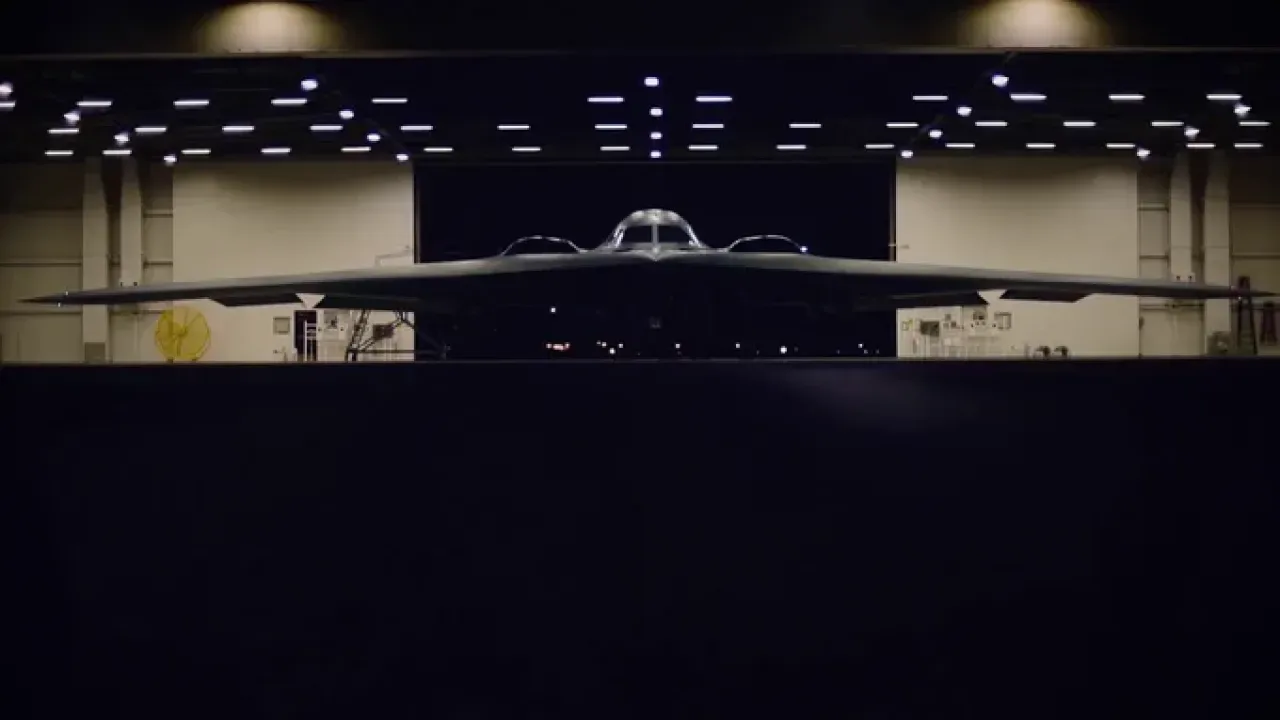 ABD, İran'ın Füze Tesislerini B-2 Bombardıman Uçaklarıyla Vurdu ABD, İran'ın Füze Tesislerini B-2 Bombardıman Uçaklarıyla Vurdu