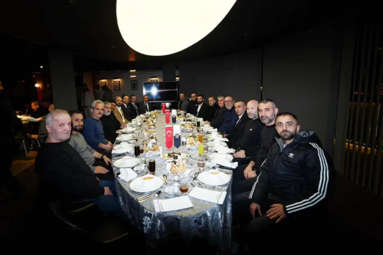 Beşiktaş Başkanı Serdal Adalı, Taraftarlarla Anlamlı İftar Buluşmasına Ev Sahipliği Yaptı Beşiktaş Başkanı Serdal Adalı, Taraftarlarla Anlamlı İftar Buluşmasına Ev Sahipliği Yaptı