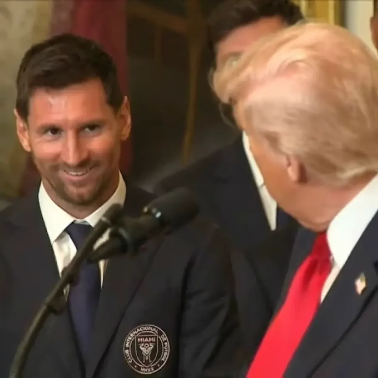 Trump'tan Şaşırtan İtiraf: "Oğlum Messi ve Ronaldo Hayranı" Trump'tan Şaşırtan İtiraf: "Oğlum Messi ve Ronaldo Hayranı"
