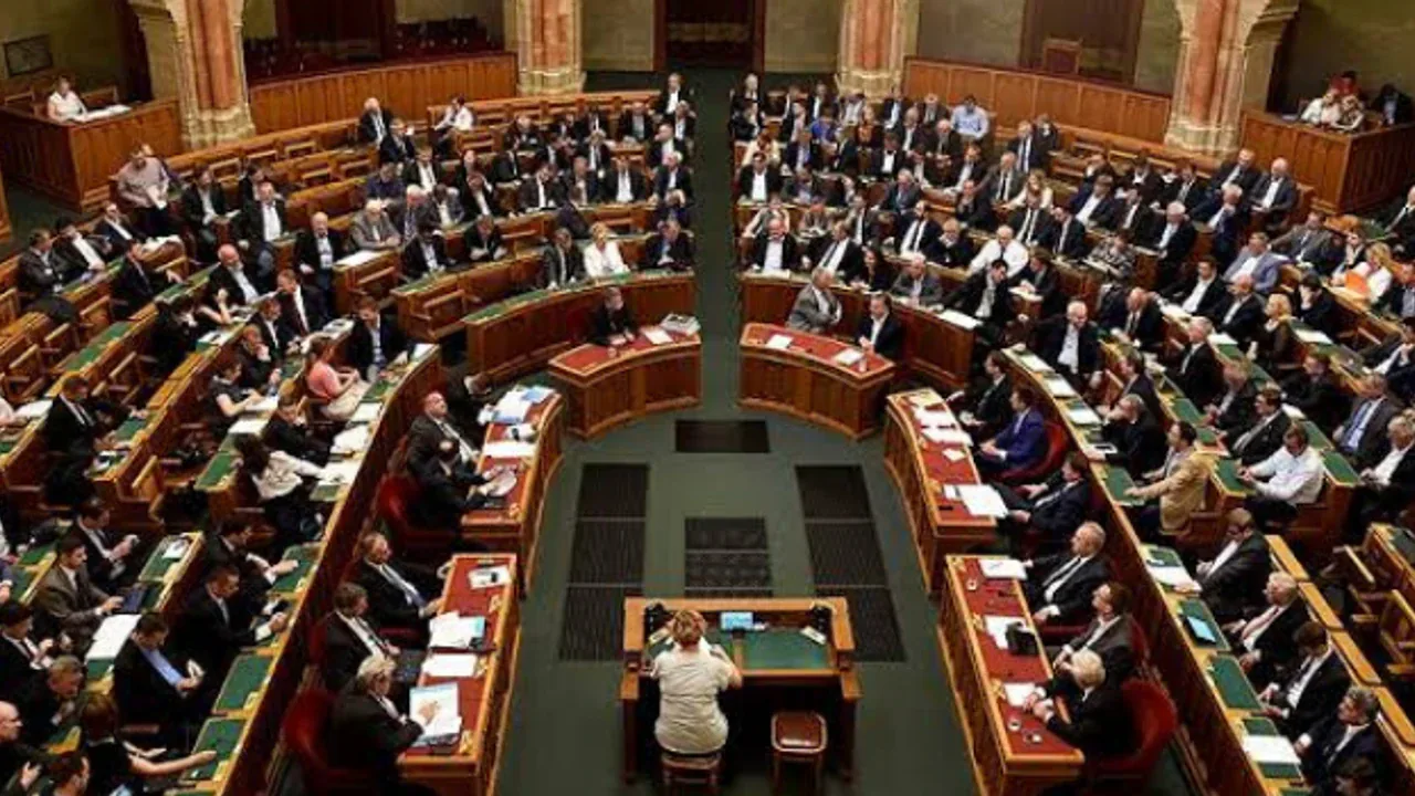 Macaristan'da Tarihi Bütçe Reformu: Milletvekili Maaşlarında %40 Kesinti Macaristan'da Tarihi Bütçe Reformu: Milletvekili Maaşlarında %40 Kesinti