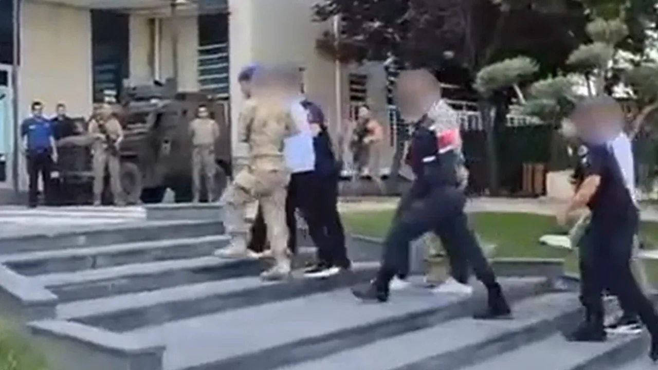 Ceyhan Cinayeti Şüphelilerine Adliye Operasyonu: 10 Kişi Tutuklandı Ceyhan Cinayeti Şüphelilerine Adliye Operasyonu: 10 Kişi Tutuklandı