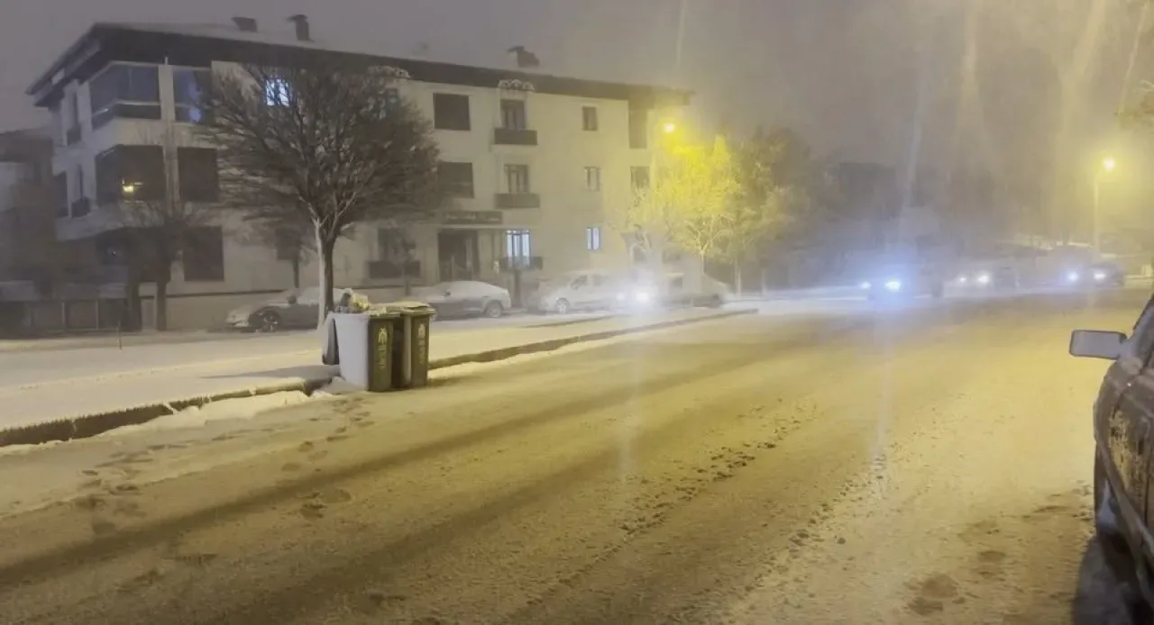 Erzincan'da Gece Yarısı Başlayan Kar Yağışı Etkisini Sürdürüyor Erzincan'da Gece Yarısı Başlayan Kar Yağışı Etkisini Sürdürüyor