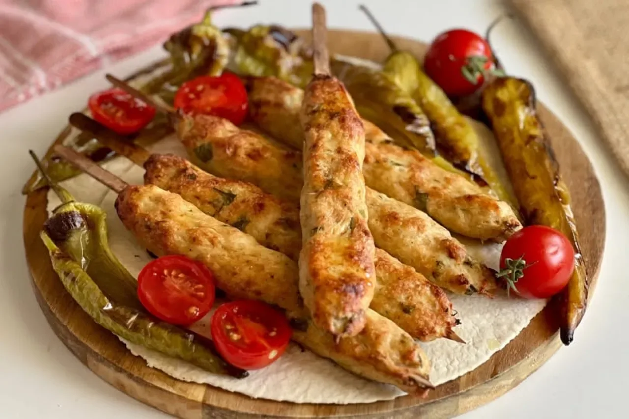 17 Gün İftar Menüsü: Bugünün Lezzet Durağı Tavuk Kebabı ve Katmer 17 Gün İftar Menüsü: Bugünün Lezzet Durağı Tavuk Kebabı ve Katmer