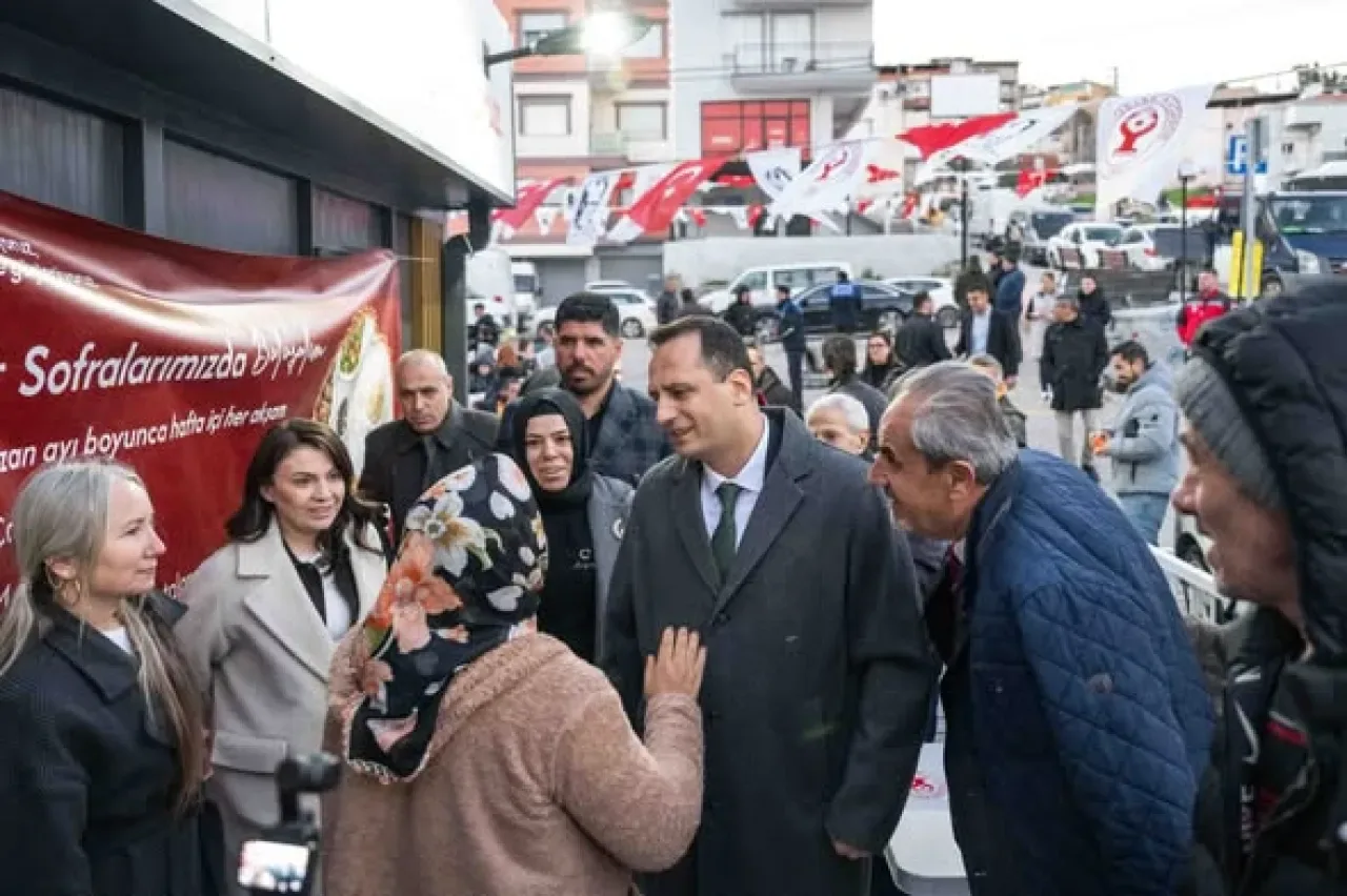 Bornova'da Ramazan Sofraları Kuruldu: 2 Bin Kişiye İftar Ulaştırılıyor Bornova'da Ramazan Sofraları Kuruldu: 2 Bin Kişiye İftar Ulaştırılıyor