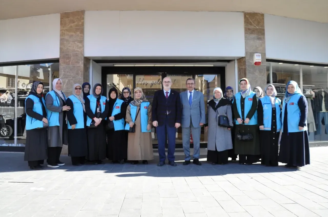 Balıkesir'de 120 Yetim Çocuğa Bayramlık Sevinci Balıkesir'de 120 Yetim Çocuğa Bayramlık Sevinci
