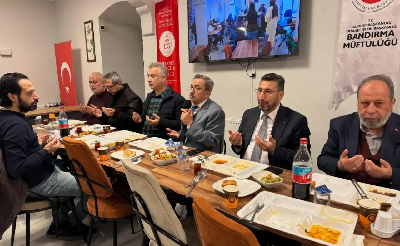 Balıkesir'de Gençlerle Ramazan Buluşması: İl Müftüsü Bandırma'da İftarda Bir Araya Geldi Balıkesir'de Gençlerle Ramazan Buluşması: İl Müftüsü Bandırma'da İftarda Bir Araya Geldi