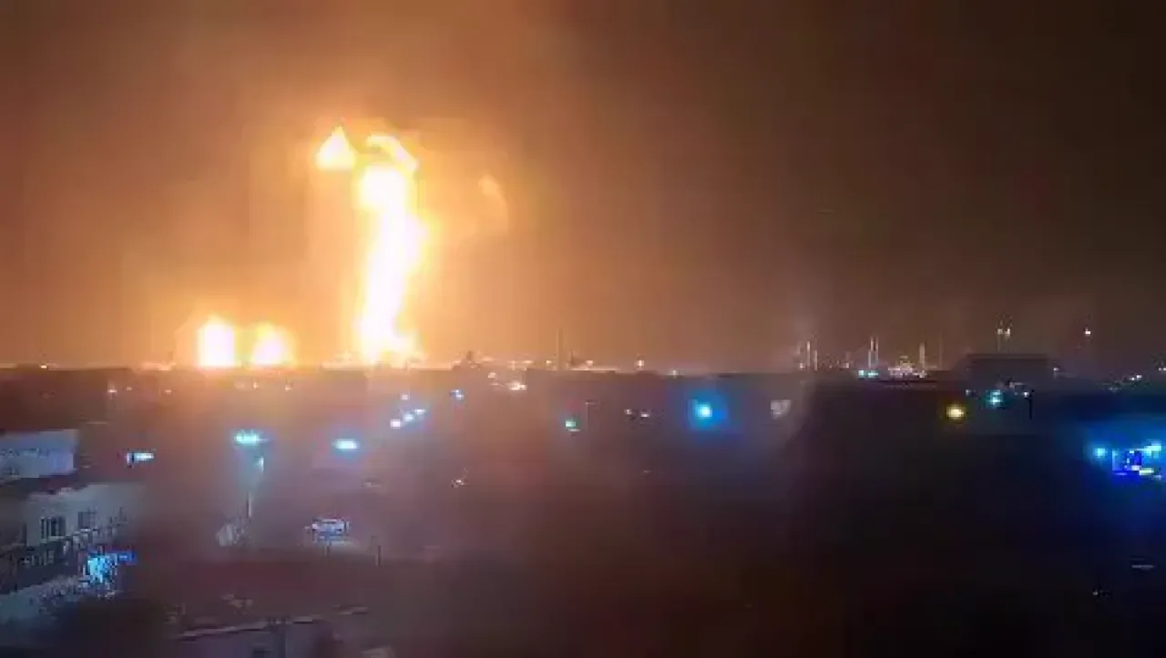 ABD ve İsrail Savaş Uçakları Tahran'daki Petrol Rafinerisini Vurdu ABD ve İsrail Savaş Uçakları Tahran'daki Petrol Rafinerisini Vurdu