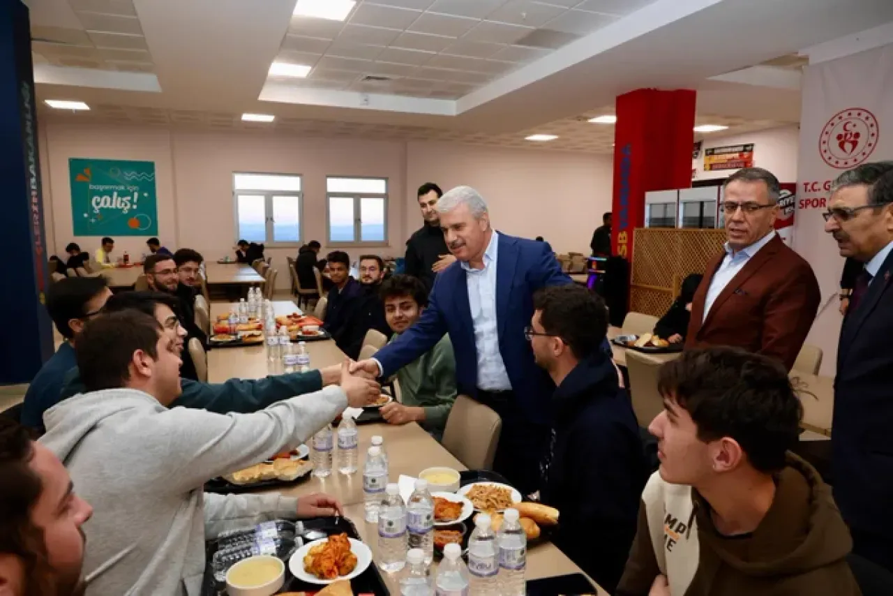 Konya Valisi İbrahim Akın, Öğrencilerle İftar Sofrasında Buluştu Konya Valisi İbrahim Akın, Öğrencilerle İftar Sofrasında Buluştu