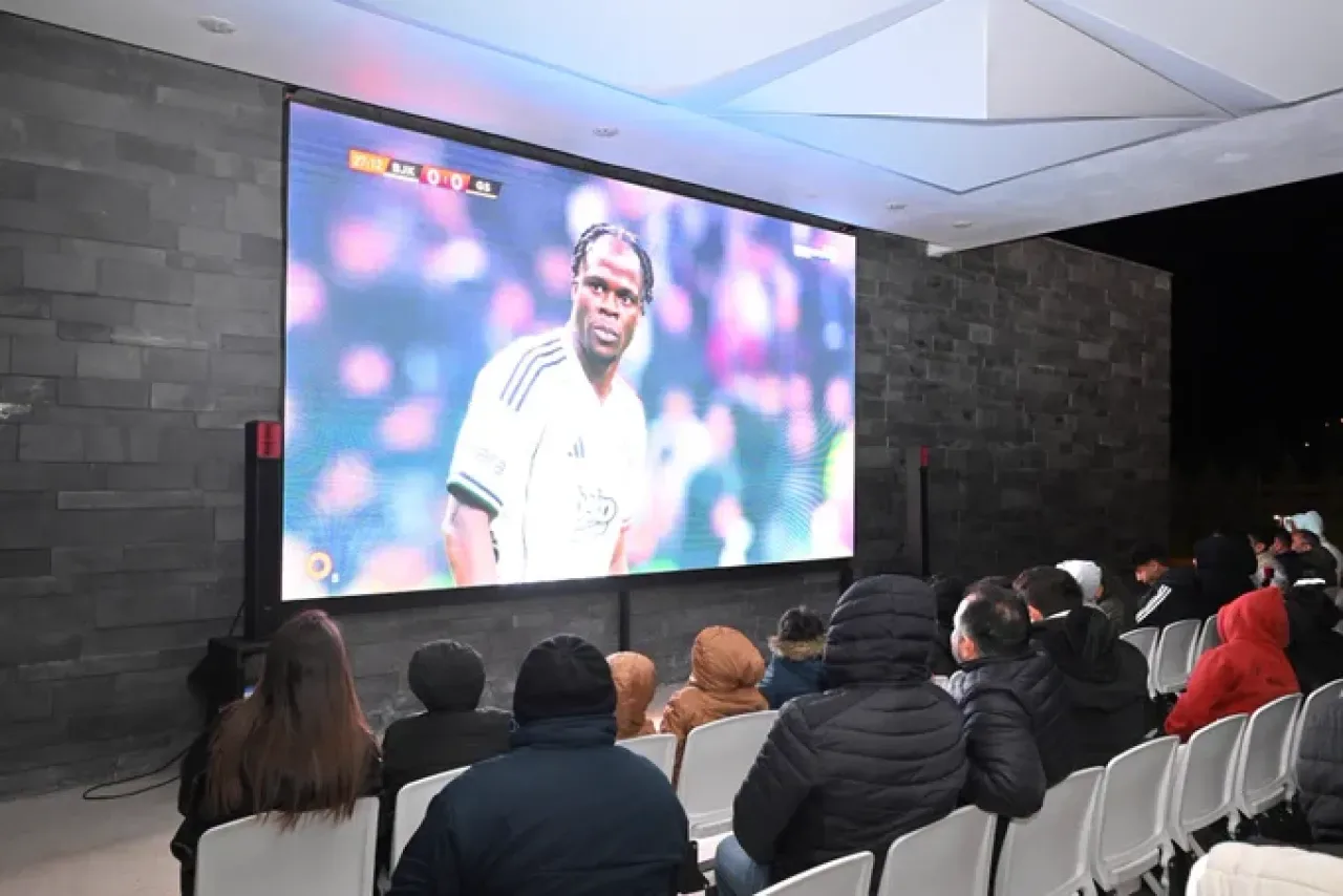 Sarıçam'da Derbi Heyecanı: Taraftarlar Dev Ekranda Buluştu Sarıçam'da Derbi Heyecanı: Taraftarlar Dev Ekranda Buluştu