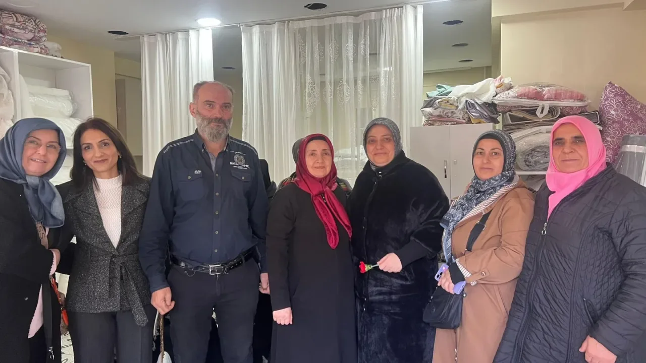 AK Partili Milletvekili'nden Cihangir Gönüllüler Derneği'ne Ziyaret: Kadın Üretimi ve İstihdam Vurgusu AK Partili Milletvekili'nden Cihangir Gönüllüler Derneği'ne Ziyaret: Kadın Üretimi ve İstihdam Vurgusu