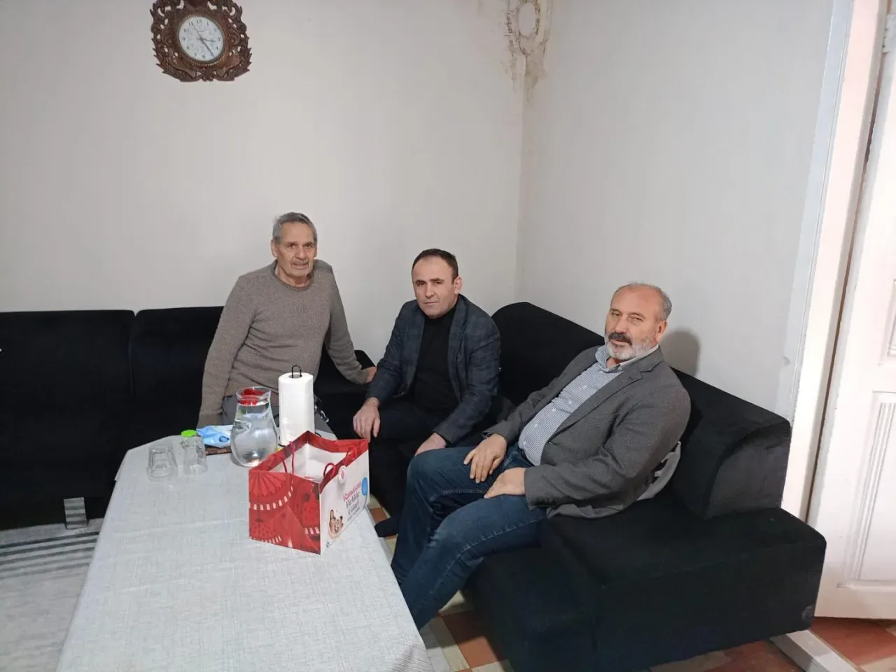 AK Parti Ümraniye Teşkilatı, Ramazan'da Komşu Ziyaretleriyle Gönülleri Birleştiriyor AK Parti Ümraniye Teşkilatı, Ramazan'da Komşu Ziyaretleriyle Gönülleri Birleştiriyor