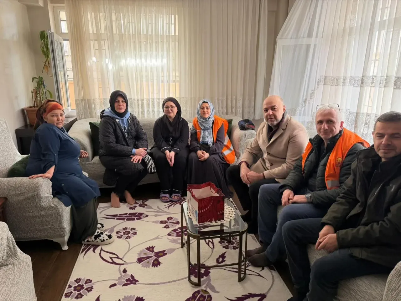 AK Parti Ümraniye Teşkilatı, Ramazan'da Komşu Ziyaretleriyle Birliği Pekiştiriyor AK Parti Ümraniye Teşkilatı, Ramazan'da Komşu Ziyaretleriyle Birliği Pekiştiriyor